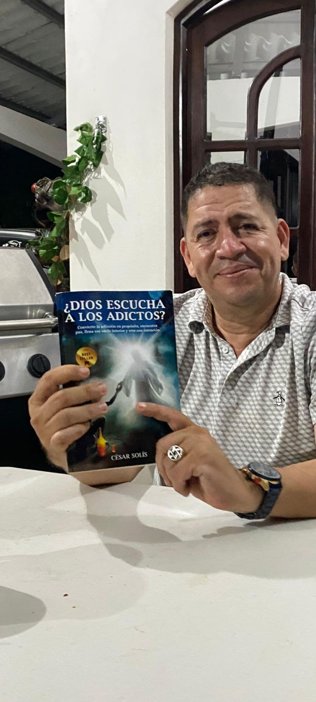 Pastor Cesar Solis presentando el libro testimonial